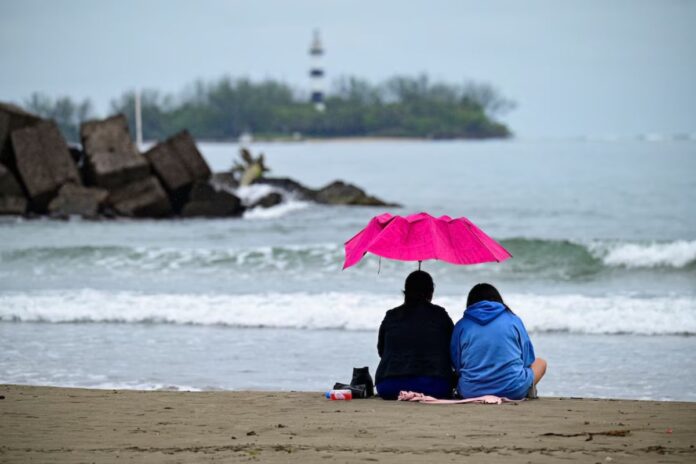 La tormenta Barry toca tierra en Veracruz: Suspenden clases en 51 municipios y activan alerta por lluvias intensas