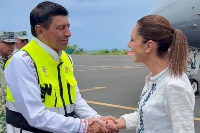 Claudia Sheinbaum supervisa daños en Oaxaca junto al gobernador Salomón Jara tras el paso del huracán Erick