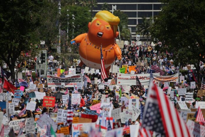 Miles protestan en EE. UU. contra el autoritarismo de Trump en medio de un desfile militar y el asesinato de legisladores