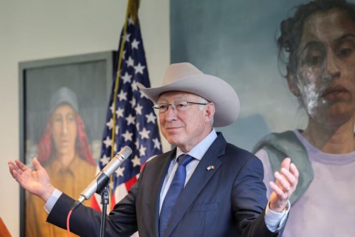 Ken Salazar llama al 