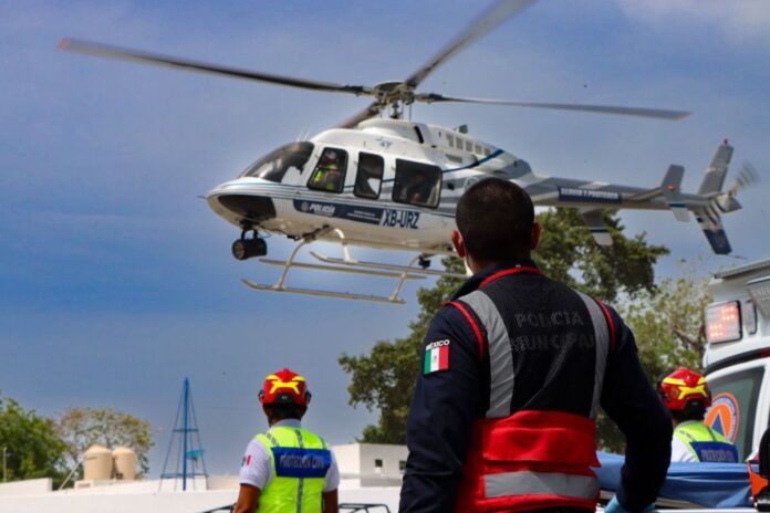 Gobierno de Estefanía Mercado rescata a dos personas en altamar con helicóptero Albatros