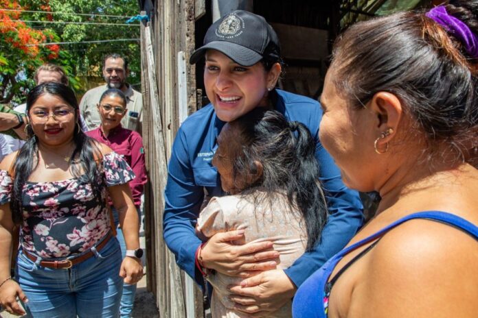 Estefanía Mercado y Pablo Bustamante supervisan acciones de mejoramiento de vivienda en Playa del Carmen