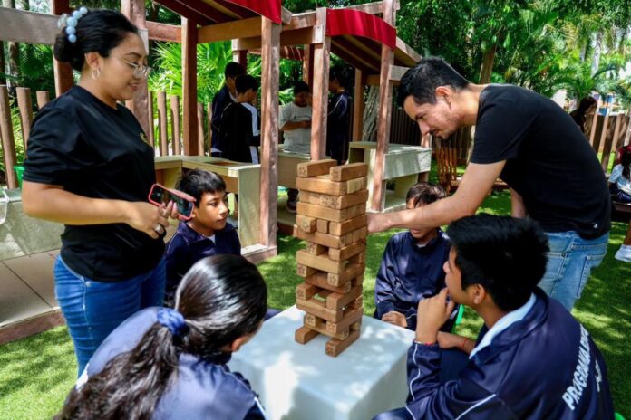 Niñas, niños y adolescentes del DIF Playa del Carmen visitan laboratorio de corales para fomentar conciencia ambiental