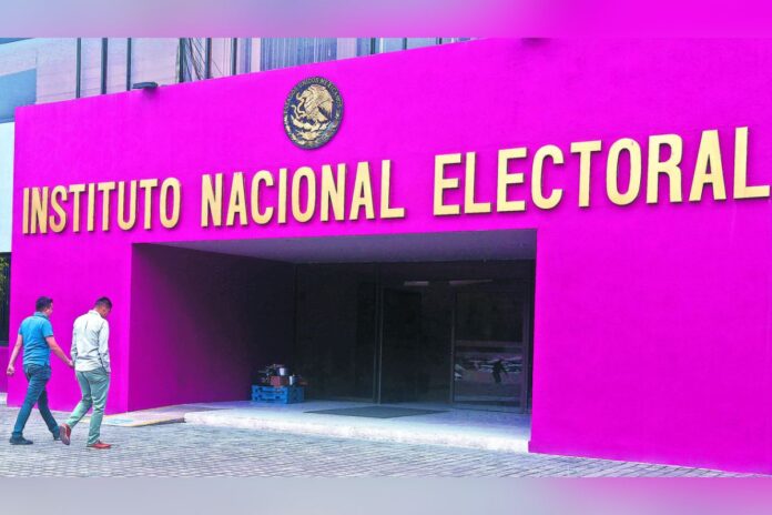 INE entrega constancias a jueces y magistrados electos, en medio de cuestionamientos por legitimidad y vínculos religiosos
