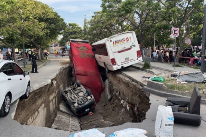 Lluvias provocan nuevos socavones en Guadalajara: Uno de ellos se traga un camión recolector de basura