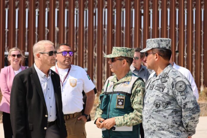 Embajador de EE. UU. Ronald Johnson recorre frontera norte y destaca colaboración con México para mayor seguridad