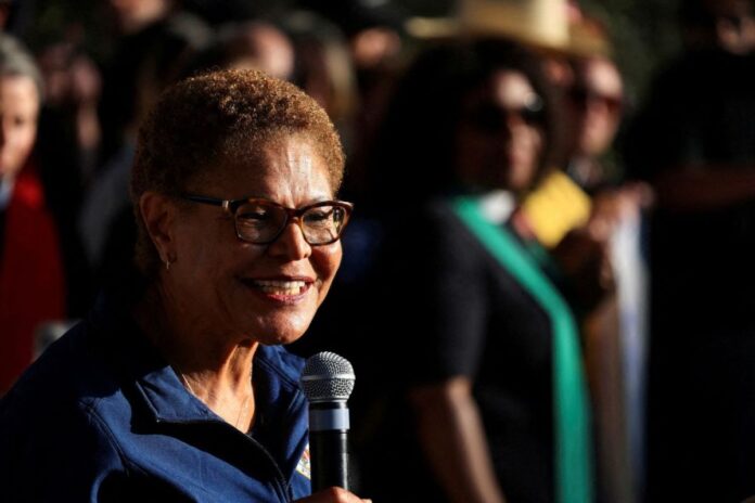 Alcaldesa de Los Ángeles refuerza medidas de protección para migrantes frente a redadas de Donald Trump