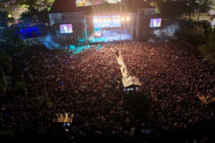 El Malilla enciende la Feria del Carmen 2025 con un concierto multitudinario en Playa del Carmen