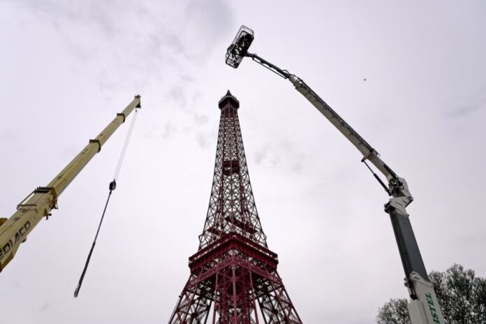 Jubilado construye impactante réplica de la Torre Eiffel tras ocho años de trabajo
