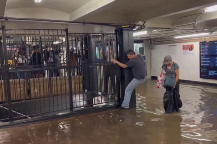 Inundaciones masivas colapsan el metro y trenes de Nueva York tras tormenta torrencial
