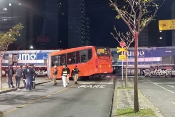 Impactante accidente en Curitiba: Tren parte en dos un autobús con 25 Pasajeros