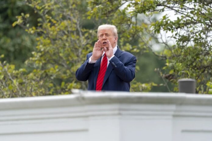 Donald Trump sorprende al pasear por el tejado de la Casa Blanca