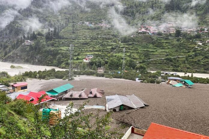 Tragedia en Uttarakhand: Cuatro muertos y cien desaparecidos por avalancha de lodo en Dharali