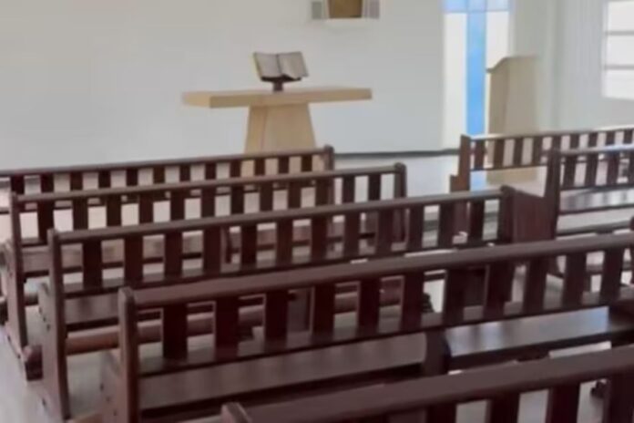 Influencer se vuelve viral por alquilar un Airbnb con cama en una capilla en Colombia