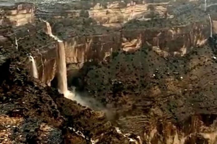 Cascada emerge en Jebel Shams, Omán: Video viral resalta la escasez de agua