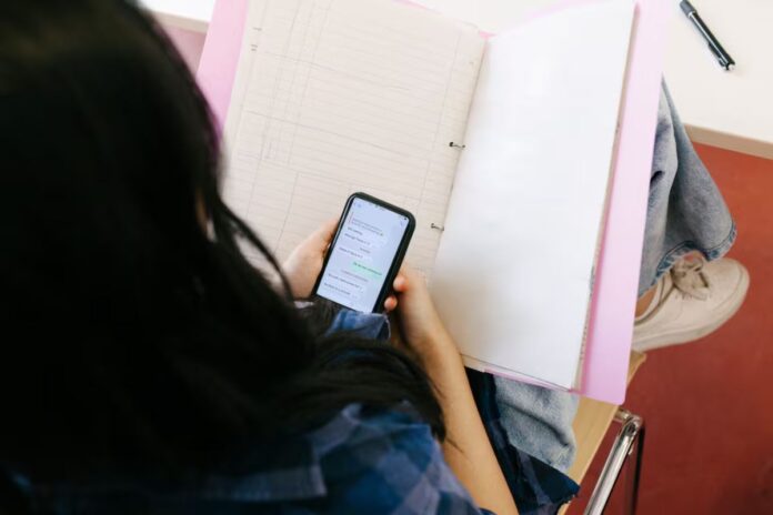 Escuelas en Estados Unidos restringen el uso de celulares con métodos innovadores como en Brownsville, Texas