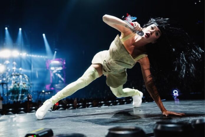 Katy Perry recibe presunta descarga eléctrica en pleno show y sigue cantando