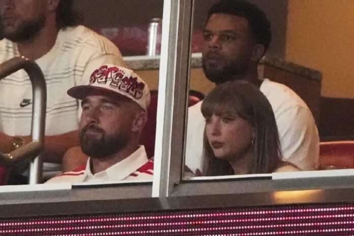 Taylor Swift y Travis Kelce brillan en su primera aparición tras su compromiso