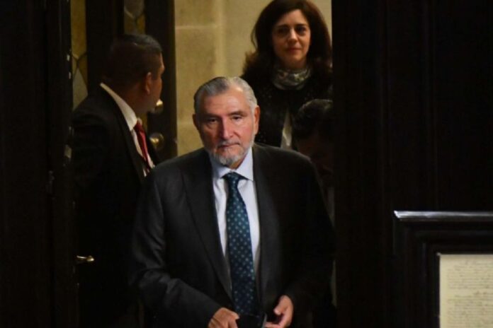 Adán Augusto evade responder sobre posible salida de coordinación de Morena en el Senado por Embajada