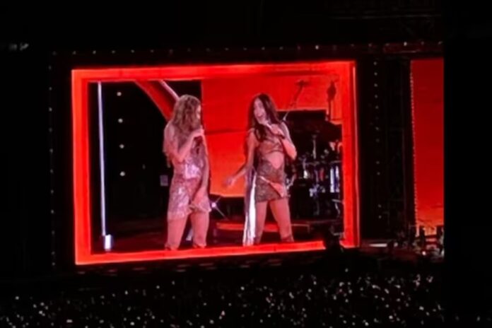 Danna Paola sorprende y brilla junto a Shakira en el regreso de la colombiana a CDMX