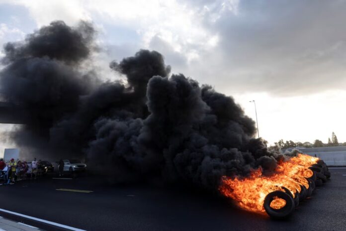 Protestas y cortes de rutas sacuden Israel en demanda de un alto el fuego y pronta liberación de rehenes