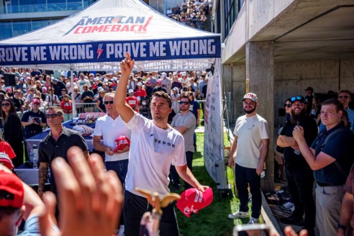 FBI difunde video del sospechoso huyendo tras asesinar a Charlie Kirk en Utah Valley University
