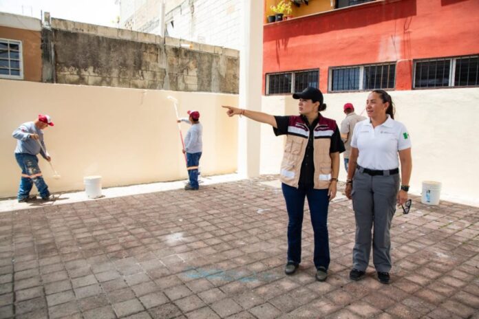 Estefanía Mercado unifica Playa del Carmen con el Color Arena Playa en espacios públicos