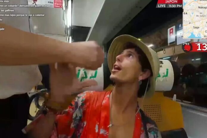 Kelton D desata polémica en Japón: Empuja a un anciano en un tren durante un directo