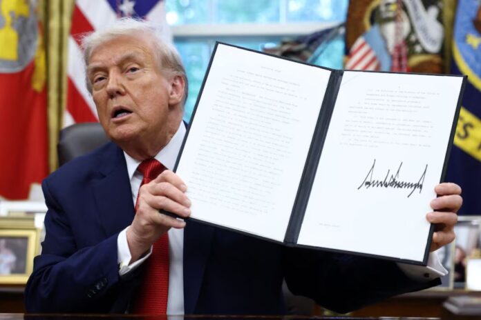 Donald Trump firma orden ejecutiva para transferir Tiktok a propietarios estadounidenses