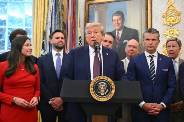 Donald Trump reaparece y culpa a los medios por rumores sobre su salud