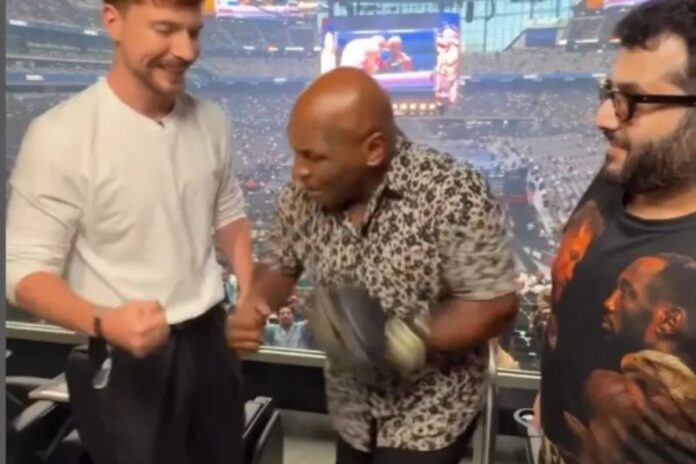 Mike Tyson derriba a MrBeast con un puñetazo al abdomen antes de la histórica victoria de Crawford sobre Canelo