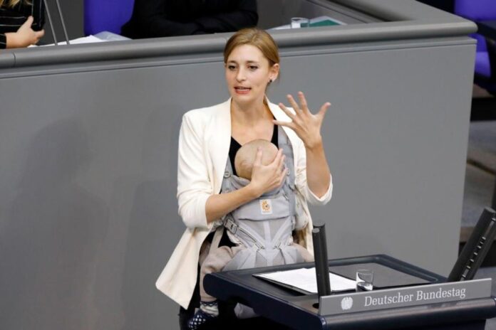 Diputada alemana hace historia en el Bundestag: Discurso con su bebé en portabebés