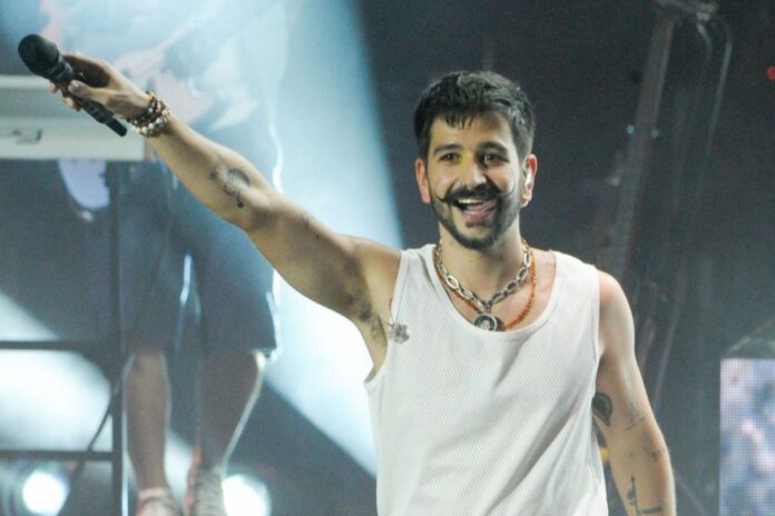 Camilo Echeverri llora la pérdida de su perrita Malvina en concierto en España