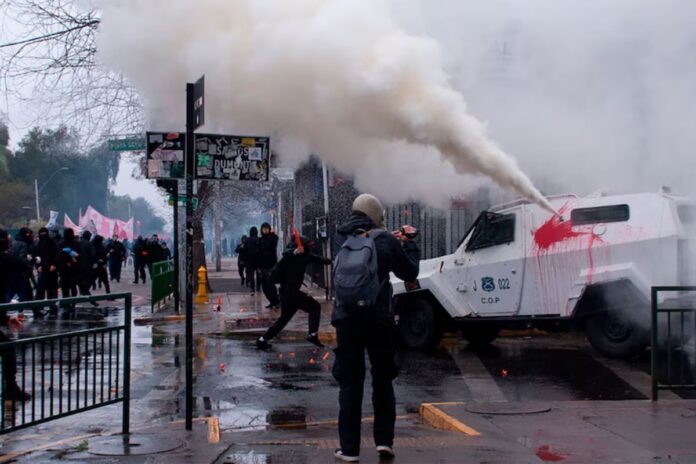 57 detenidos en marcha conmemorativa al Cementerio General en Santiago de Chile por 52° aniversario del Golpe de 1973