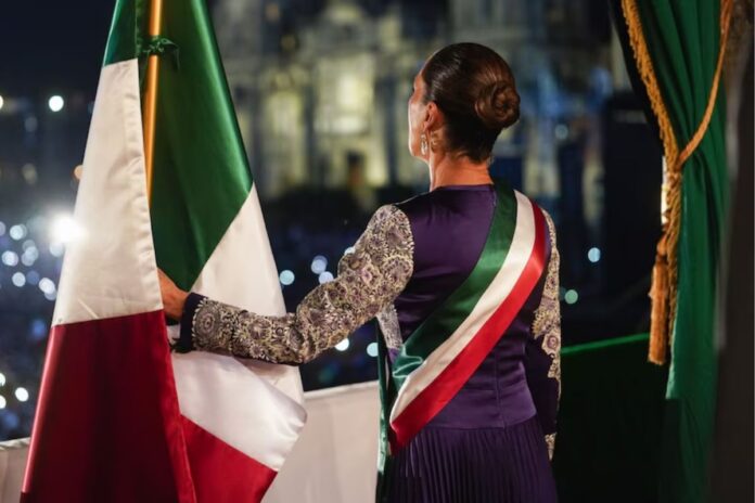 Claudia Sheinbaum brilla con vestido artesanal morado en su primer Grito de Independencia: Un símbolo de feminismo y tradición
