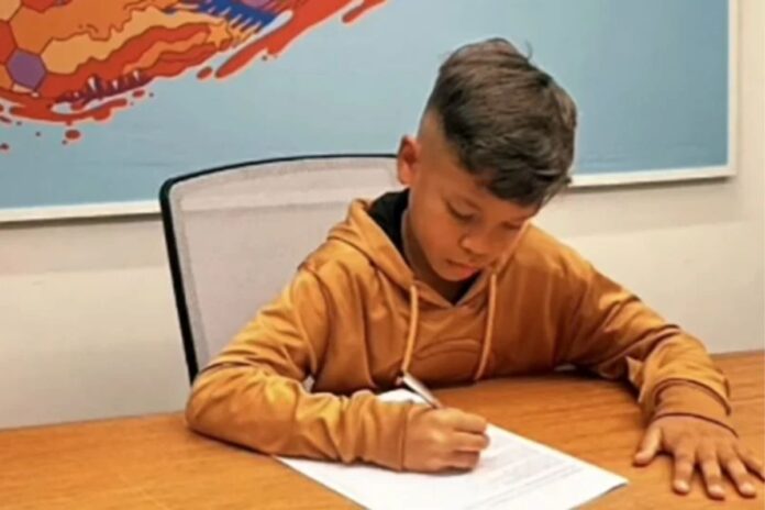 Futbolista prodigio: Niño brasileño de siete años firma con Nike y hace historia en el deporte