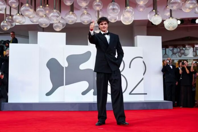 Jacob Elordi protagoniza tenso altercado en la alfombra roja de Venecia 2025