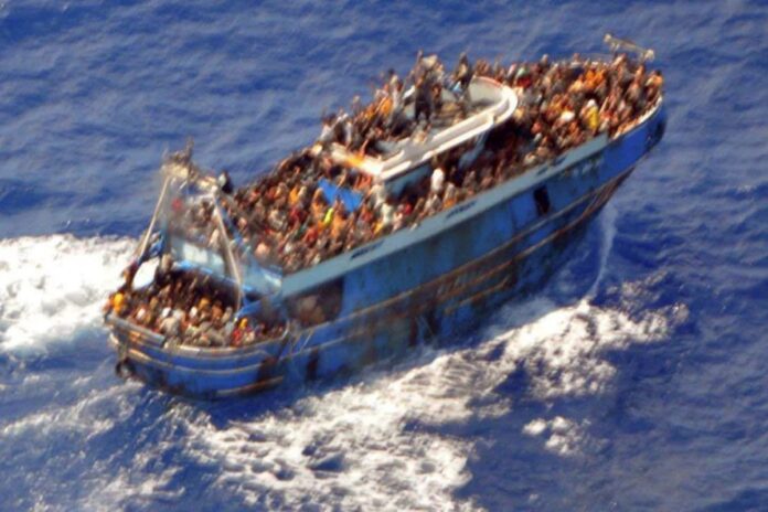 Turistas empujan barco con migrantes en playa de Gavdos: Un video viral desata controversia en Grecia
