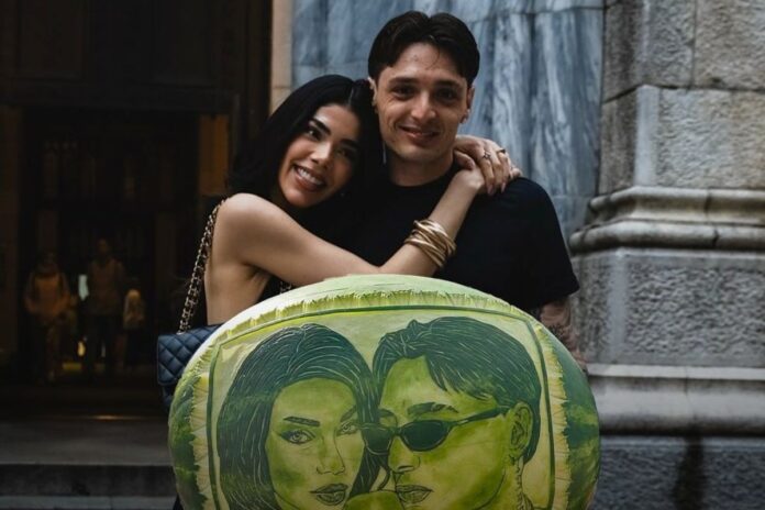 Peso Pluma y Kenia Os reciben regalo viral en NYFW: Una sandía tallada con sus rostros