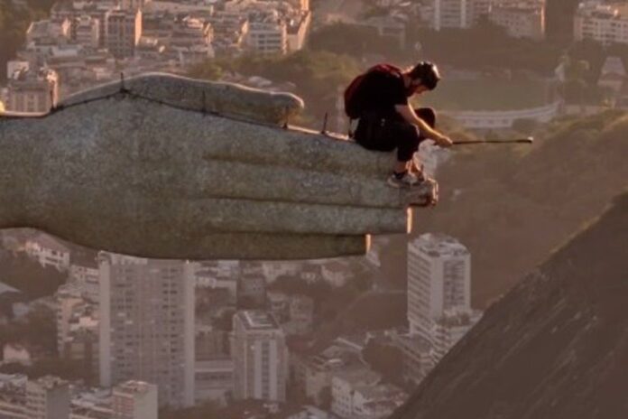 Locura en Río de Janeiro: Dos paracaidistas irrumpen en el Cristo Redentor y saltan desde su mano