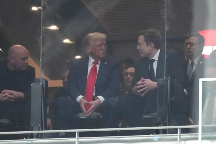 Donald Trump y Elon Musk se reencuentran en el funeral de Charlie Kirk: Un apretón de manos tras meses de tensiones