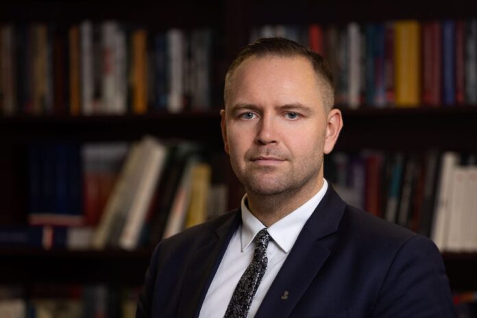 Snus en la ONU: Karol Nawrocki desata polémica al consumirlo en vivo