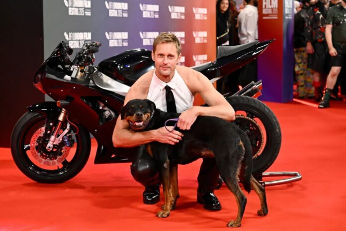 Alexander Skarsgård hace travesuras fetichistas con su gira de prensa para 