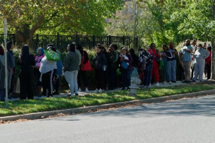 Empleados federales de EE. UU. hacen fila para recibir alimentos mientras cierre del Gobierno llega a su tercera semana