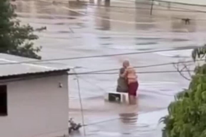 Dos adultos mayores abrazados en el techo: Símbolo de angustia en inundaciones de Veracruz