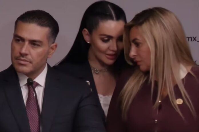 Diputadas de Morena disputan lugar junto a Omar García Harfuch durante conferencia Diputadas de Morena disputan lugar junto a Omar García Harfuch durante conferencia