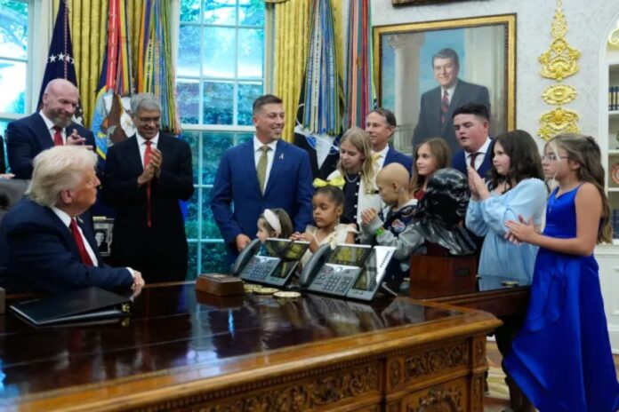 Donald Trump impresionado en la Oficina Oval: Sobreviviente de cáncer de 16 años lo deja sin palabras