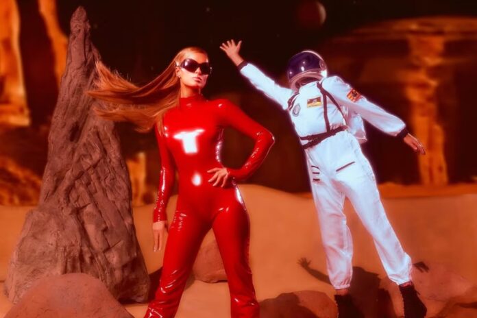 Paris Hilton celebra Halloween con disfraz de Britney Spears Paris Hilton celebra Halloween con disfraz de Britney Spears