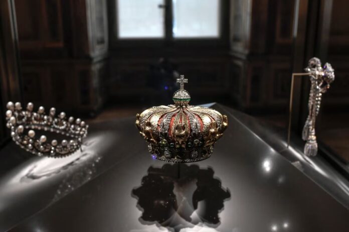 Revelan video del robo al Museo del Louvre: Ocho minutos de audacia en la historia del arte