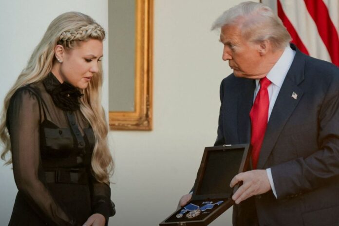 Donald Trump otorga medalla póstuma a Charlie Kirk en homenaje a un 
